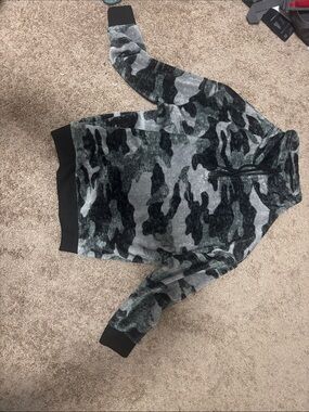 Secret Treasures Men’s Gray & Black Camo Half-Zip Sweater